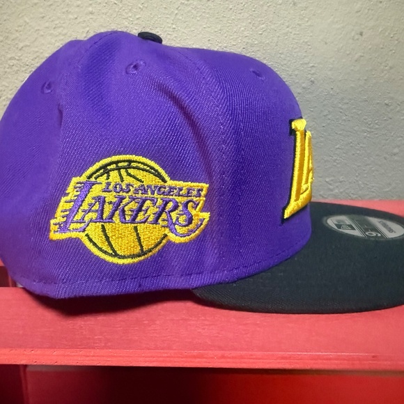 New Era 9Fifty NBA Los Angeles Lakers Two Tone Purple Black Snapback Hat NEW - Picture 2 of 6